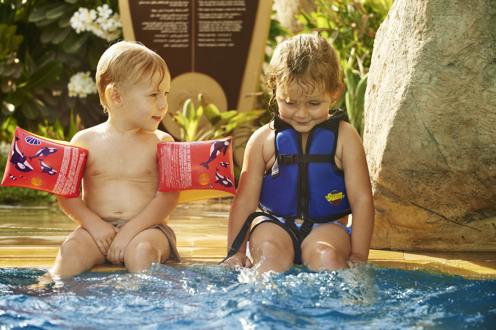 索菲特迪拜棕榈公寓酒店 外观 照片 Children wearing swim vests